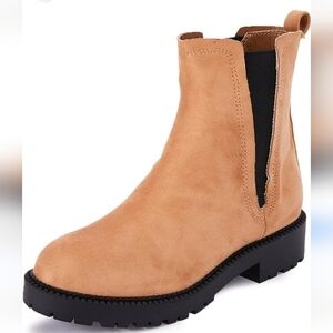 LPCBDEE Chelsea Lug Sole Slip-on Boots in Tan Size 7.5